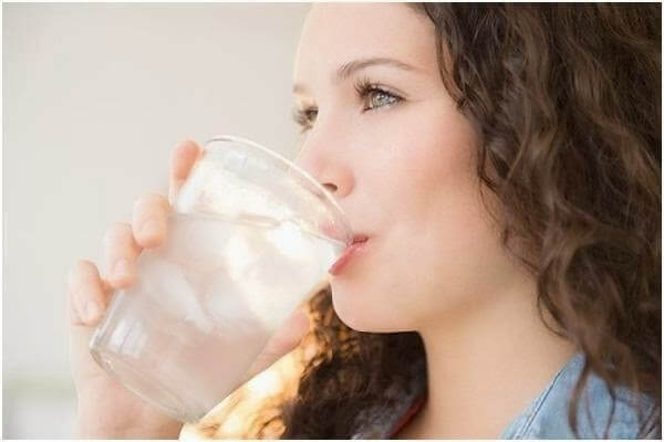  Để làm dịu đi cảm giác nóng nực, khó chịu trong cơ thể, bạn hãy làm mát cơ thể bằng một cốc nước lạnh.